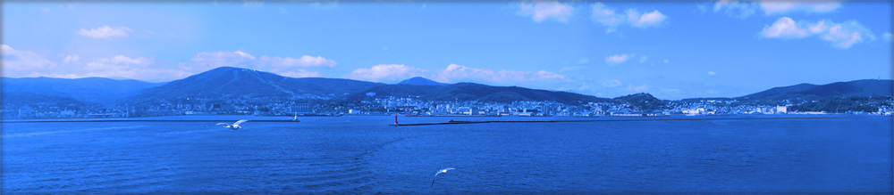 小樽港から見た母なる山の天狗山と小樽市中心部