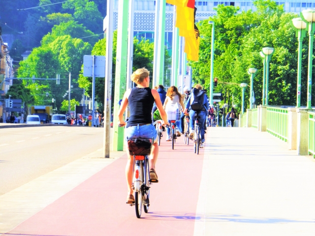自転車通学の画像
